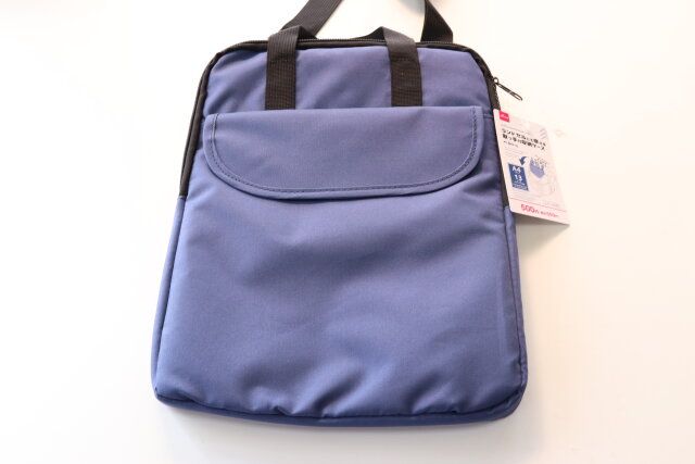 ダイソーの多機能収納ケース（A4、ネイビー）のパッケージ