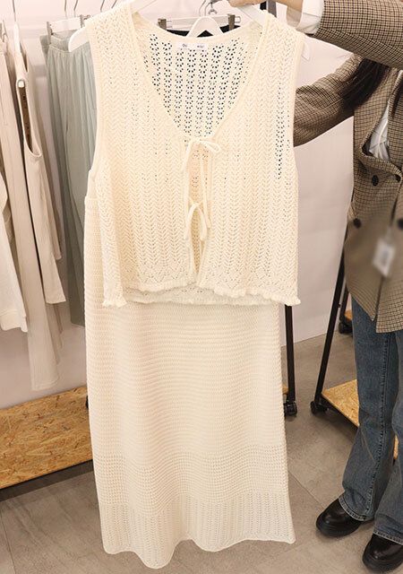 GUの透かし編みニットジレ＆スカート