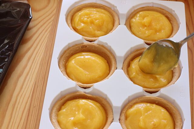 クッキータルトカップにフィリングを6等分にして入れる。