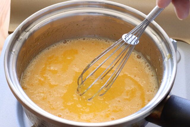 鍋を弱火にかけて混ぜる。