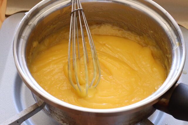 溶かしバターを入れ全体が滑らかになるようよく混ぜる。