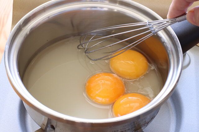 卵黄、レモン果汁、グラニュー糖を小鍋に入れてよく混ぜる。