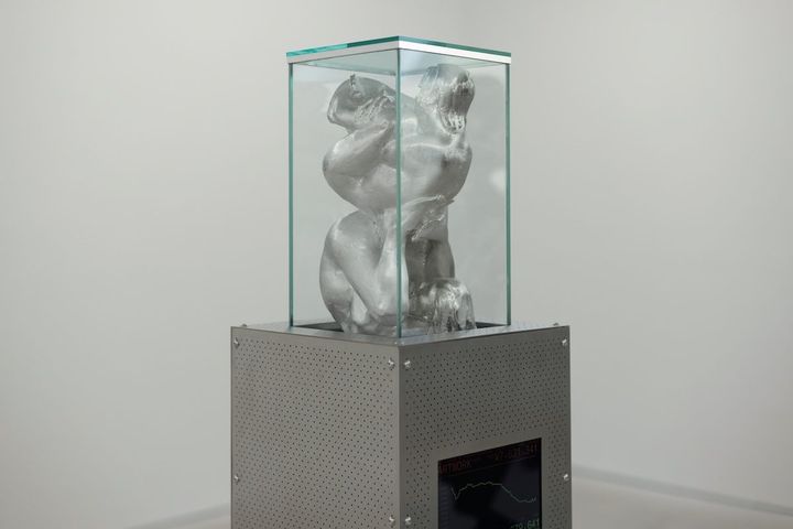 高度資本主義社会におけるアートと物質的価値の関係を、ユーモアを交えて再定義するシリーズ「MATERIAL VALUE SCULPTURES」。