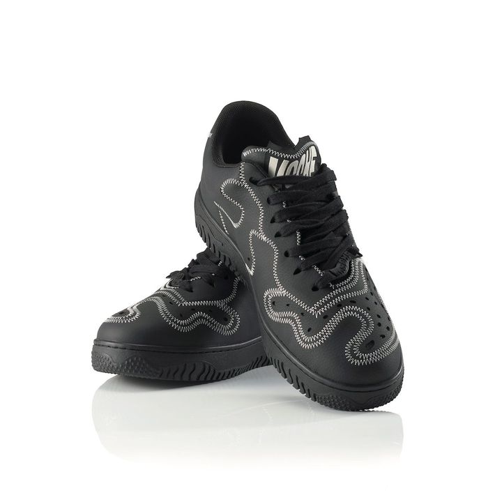 展示に合わせて発売されたシリアル番号入りスニーカー「NANZUKA Super Normal」