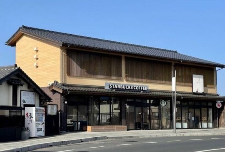 歴史ある観光地に合わせてシックな出雲大社のスターバックス