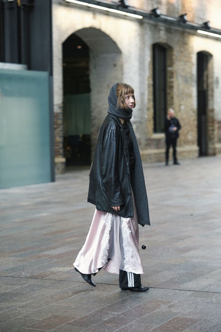 アディダスのトラックパンツ×ピンクのスカートが素敵！オシャレなロンドンガールのコーデ