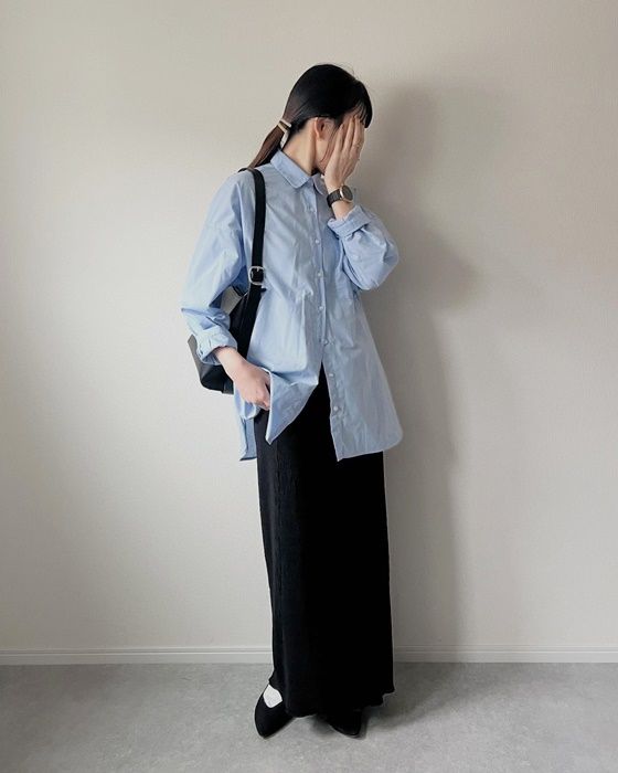 UNIQLOのブルーの「コットンシャツ」×プリーツタイトスカート