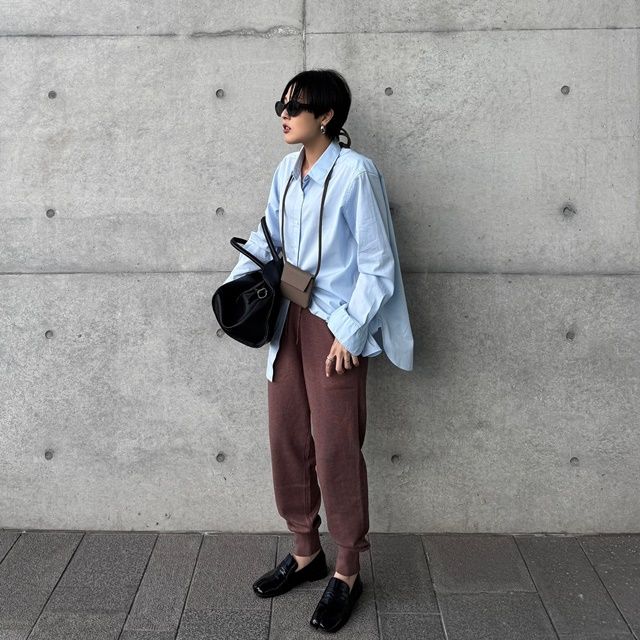 UNIQLOのブルーの「コットンシャツ」×ジョガーパンツ