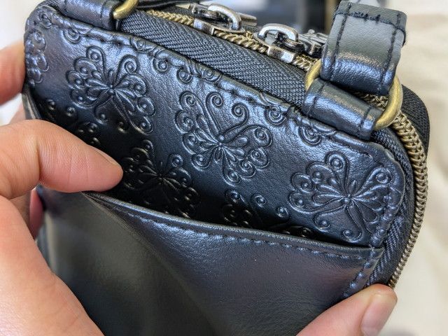 アナスイスマホショルダー背面ポケット