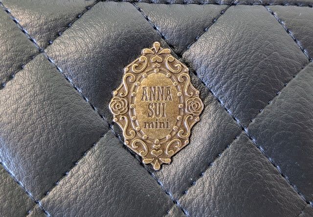 アナスイスマホショルダーダイヤモンドのロゴ