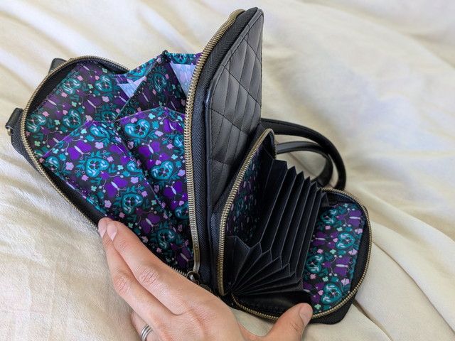 アナスイスマホショルダー開いたところ