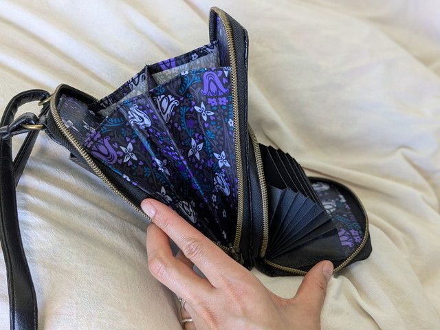 アナスイスマホショルダーバタフライ開いたところ