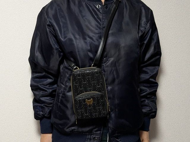 アナスイスマホショルダー持ったところ