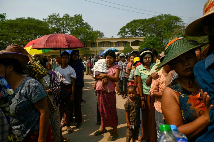 2025年4月3日、地震後にサガインで配給される食糧支援に並ぶ人々。