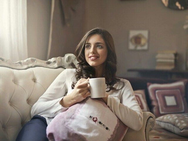 ティータイムする女性