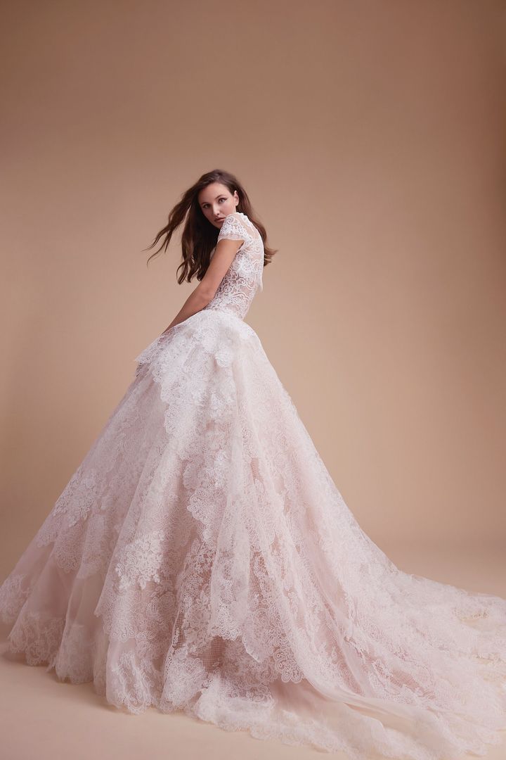 ジャクリン ホワイト 2026年春夏ブライダルコレクションより。