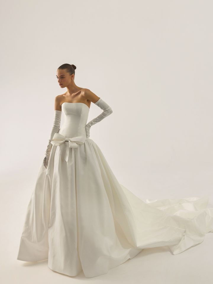 リヒ ホッド 2026年春夏ブライダルコレクションより。