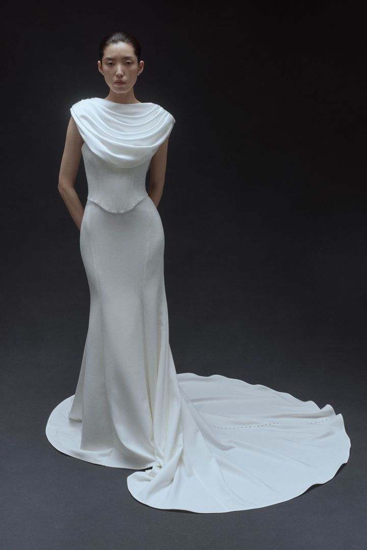 アムサーラ 2026年春夏ブライダルコレクションより。