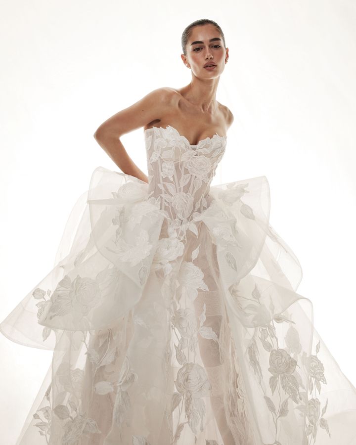 モニーク ルイリエ 2026年春夏ブライダルコレクションより。
