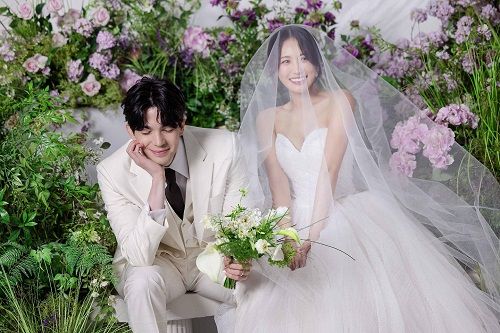 ロビン・デイアナ（左）とキム・ソヨン