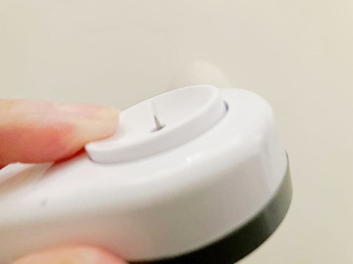 穴あけ器から針が出ている様子