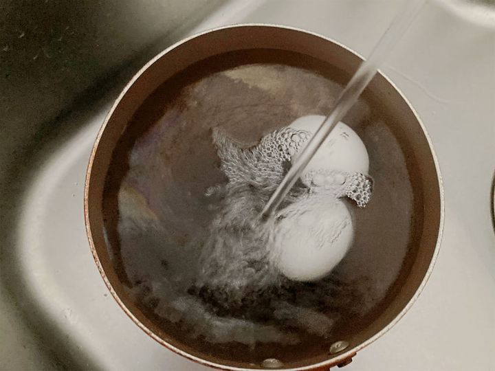 流水にあてながら卵を冷やす