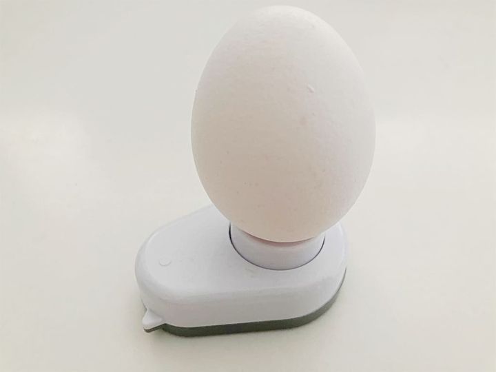 穴あけ器で卵に穴をあける