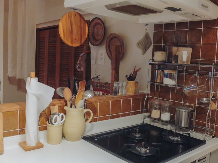 築50年、二人暮らしの2LDK。おしゃれなキッチンには《無印良品》や作家モノの器がずらり。【FUDGE おしゃれな人のルームツアー vol.10】