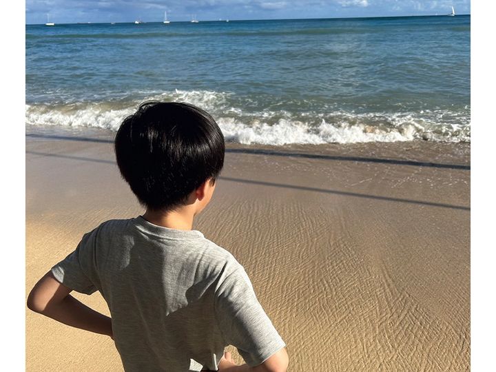 海を見ている男の子の写真