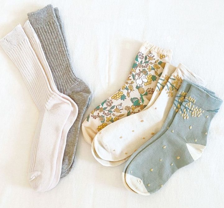春らしい色や素材のソックス