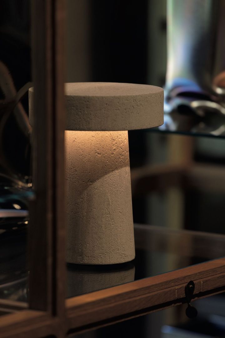 照明ブランド Ambientecと共同開発したポータブル照明「Remli」 ¥110,000（受注販売可）。https://weplus.jp Photo: Giuseppe De Francesco