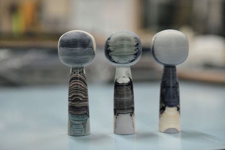 布のタッチの残る質感が新しい、両手に収まるサイズのこけし「KOKESHI DOLL」各 ¥8,800 https://nunous.jp