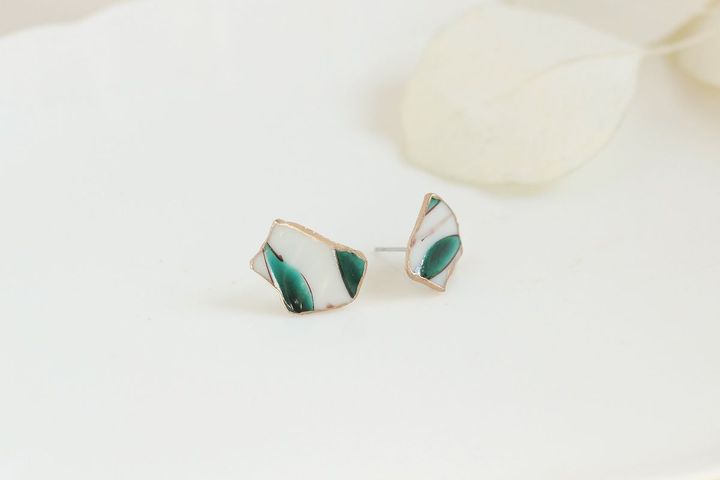 engrace×鏑木商舗の九谷焼ピアス ¥3,960（鏑木商舗にて販売）。https://engrace-japan.myshopify.com/