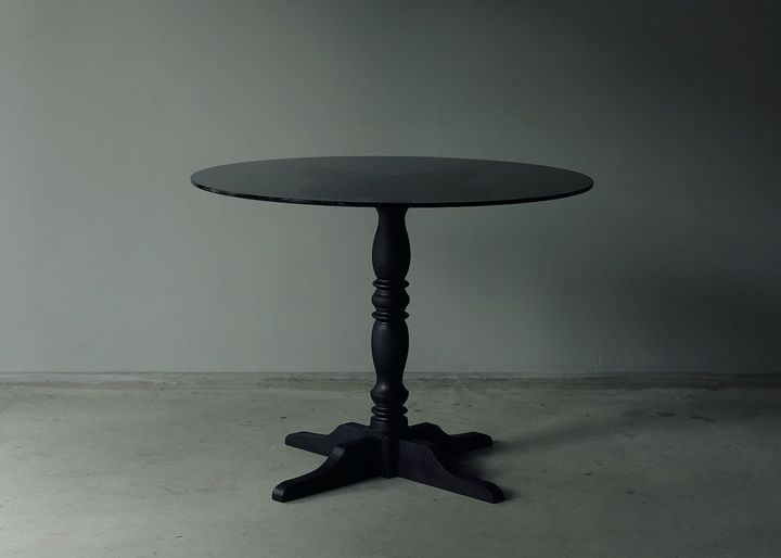 藍染めのガラステーブル「Table 001」 ¥170,500。Photo_ Yoichiro Hatanaka