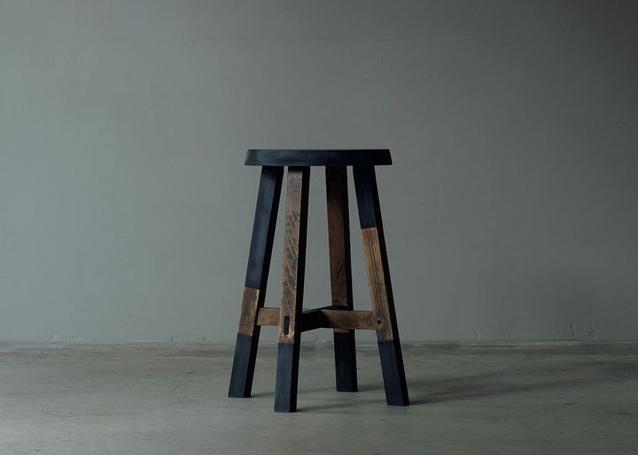 バイカラーのスツール「Stool 001」 ¥212,000。https://aotokyo.official.ec/ Photo: Yoichiro Hatanaka