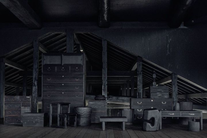 小箪笥 ¥68,200や木製オブジェ ¥58,300、木製テーブル脚 ¥19,800 などをラインナップする。 www.yestoyama.com/