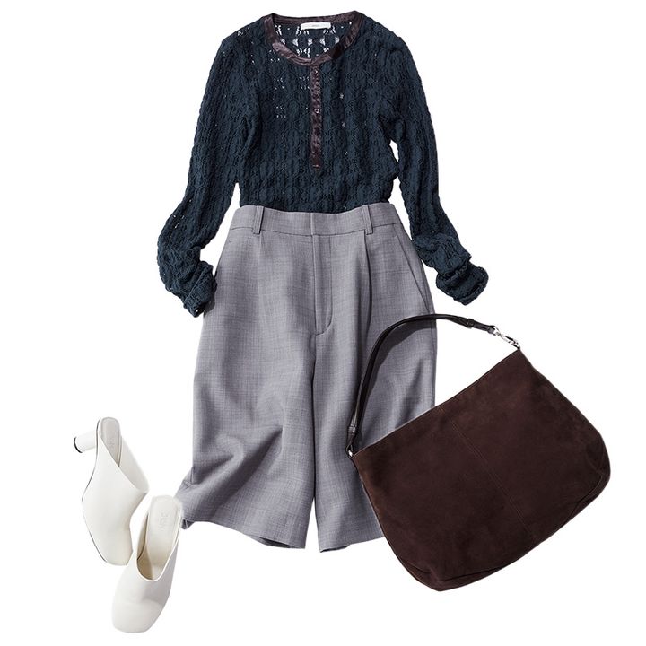 透けレーストップスとグレーのハーフパンツに茶色のスエードバッグと白のミュールを合わせた着こなし