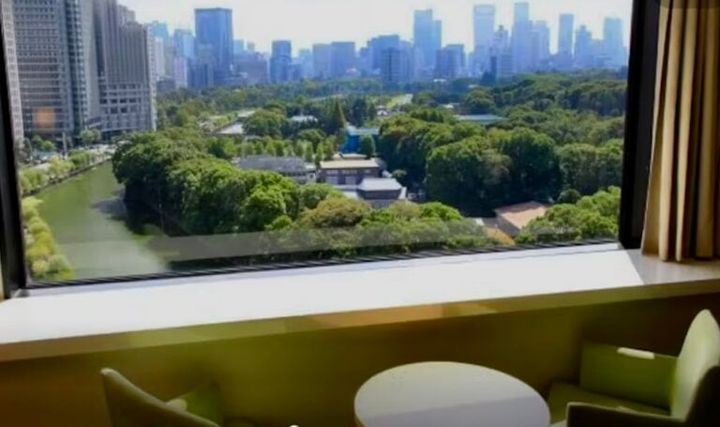 お堀を見下ろせるくつろぎ感のあるホテルのお部屋