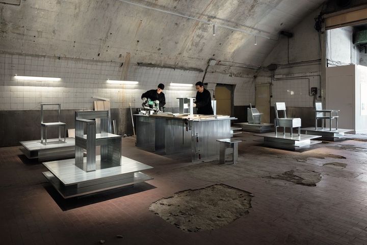 ミラノの個展で、FLOWのインスタレーションを披露した山本大介（右）。Photo_ Takumi Ota