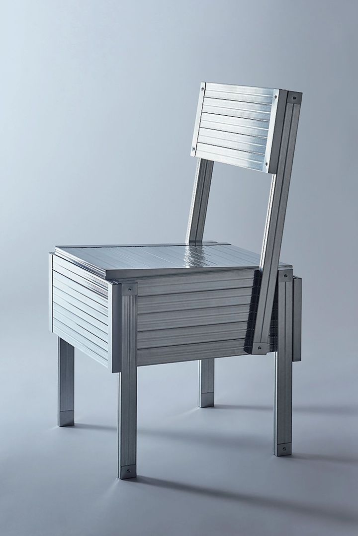 ドイツのヴィトラ・デザイン・ミュージアムのパーマネントコレクションでもあるFLOWシリーズのチェア。Photo_ Masayuki Hayashi ©DAISUKE YAMAMOTO DESIGN STUDIO