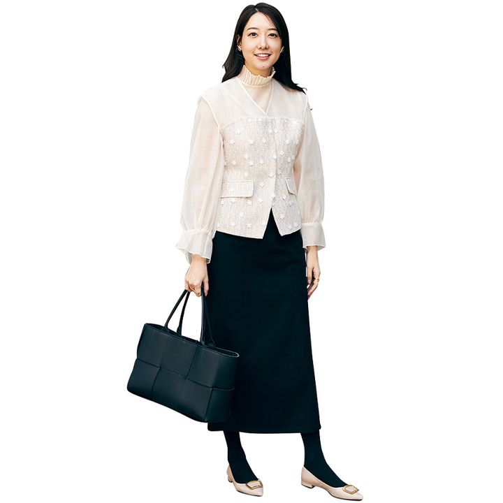 ハイネックのブラウスと黒のスカートにチュールが繊細なジレをレイヤードした読者ママの着こなし