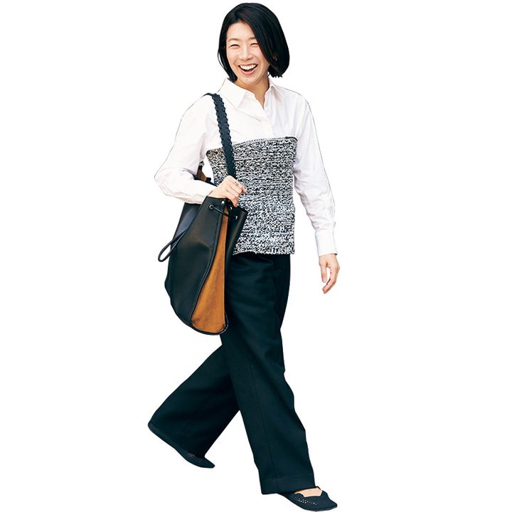 白シャツにニットのビスチェをレイヤードして黒パンツとぺたんこシューズを合わせた読者ママの着こなし