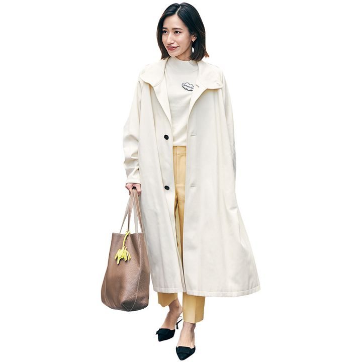 白ニットとイエローのパンツに白のロングアウターをバサッと羽織った読者ママのコーデ