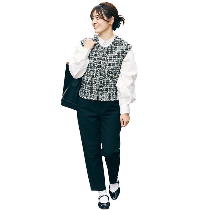 黒パンツと白シャツにツイードジレを重ねた読者ママの着こなし