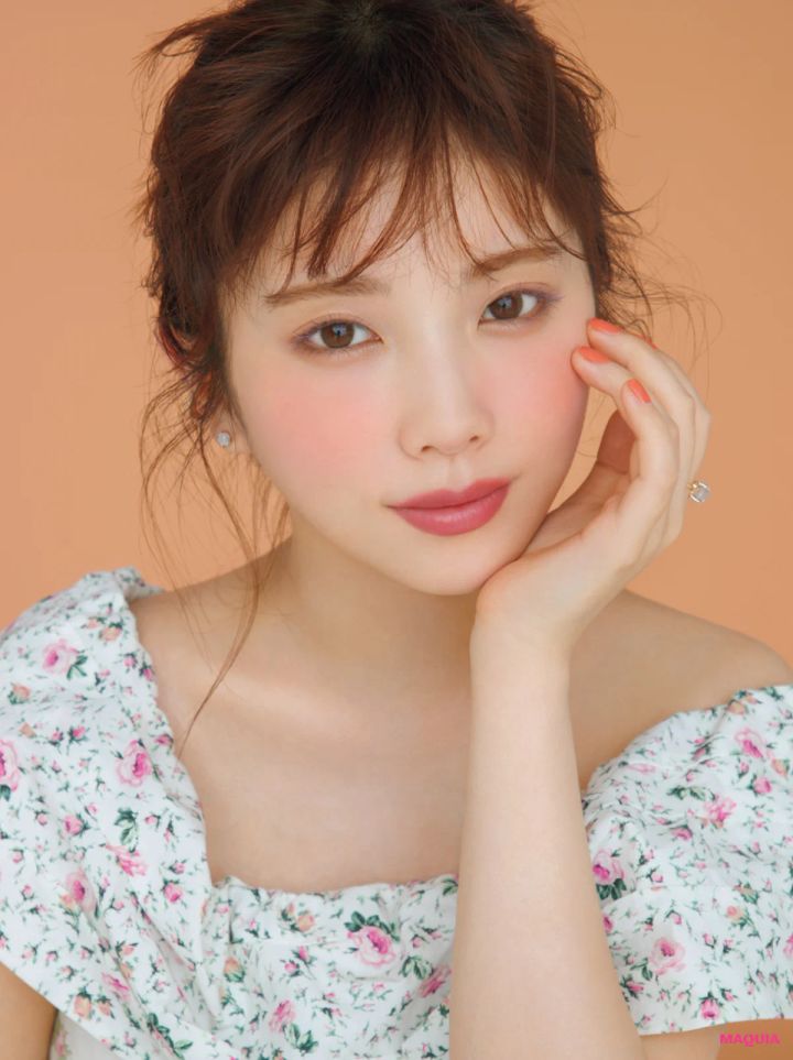 与田祐希さんが纏う“名画の美女”メイク。ルノワール『ジャンヌ・サマリーの肖像』を再現_6