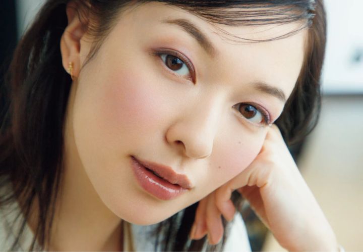 「チーク」がポイントのオフィスメイクのやり方