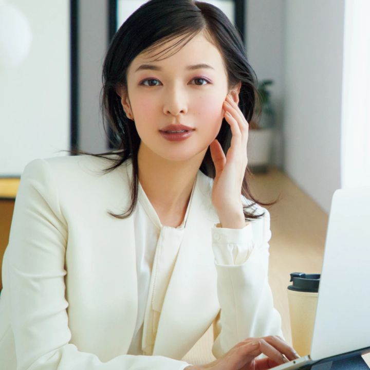 オフィスメイク ピンクチークで多幸感と親しみやすさを高める