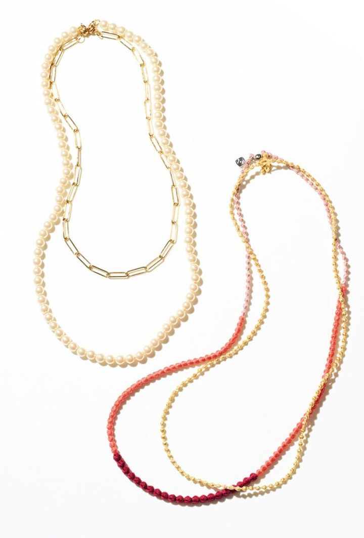 ⚫︎ パール×チェーンネックレス¥14,300／ステラシフォン ⚫︎ コーラル×レッド ネックレス ¥7,700 ⚫︎ ゴールドネックレス¥3,850／ともにトリプル・オゥ