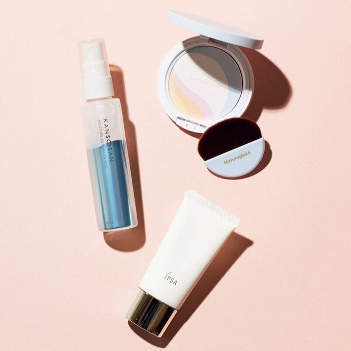 （上から） ⚫︎ スキンケアシールド プレストパウダー ￥4,620／ナチュラグラッセ ⚫︎ 乾燥さん 水分力バリアミスト 58mL ￥1,540／BCL お客様相談室 ⚫︎ イプサ プロテクター センシティブex SPF30・PA+++ 30g ￥4,070／イプサ