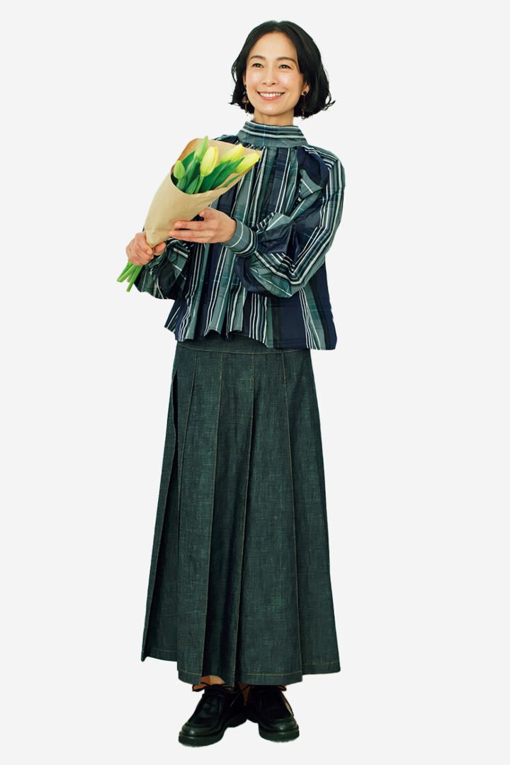 ブラウス¥36,300、スカート¥39,600、靴¥44,000／すべてギャルリー・ヴィー（ギャルリー・ヴィー 丸の内店）、イヤリング¥29,400／アビステ